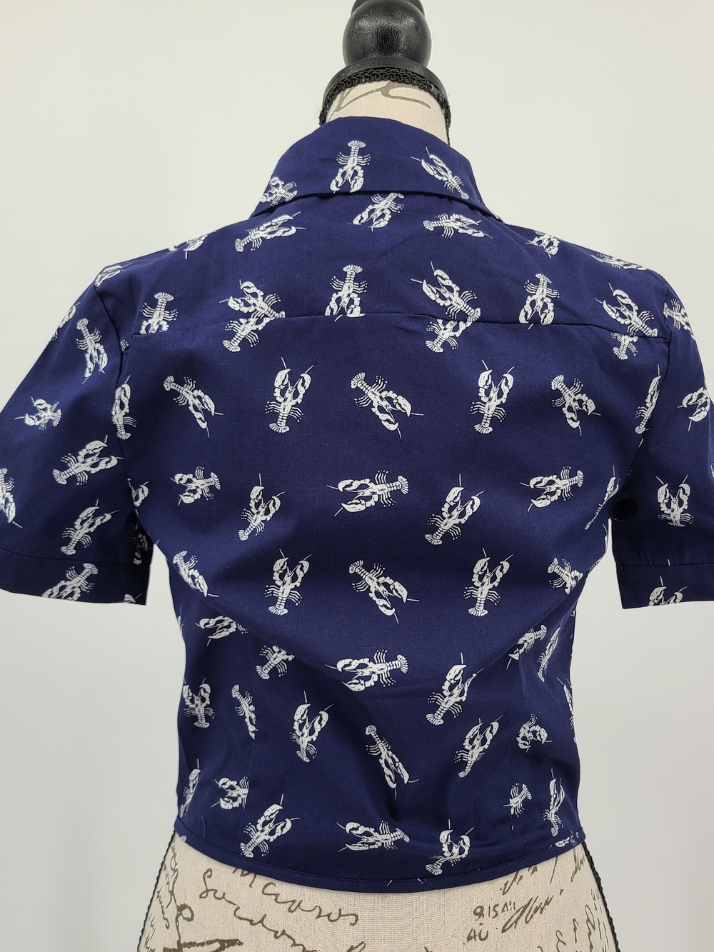 Collectif Blue Cropped Tie Front Blouse With White Lobster Print Size XS - Picture 5 of 12